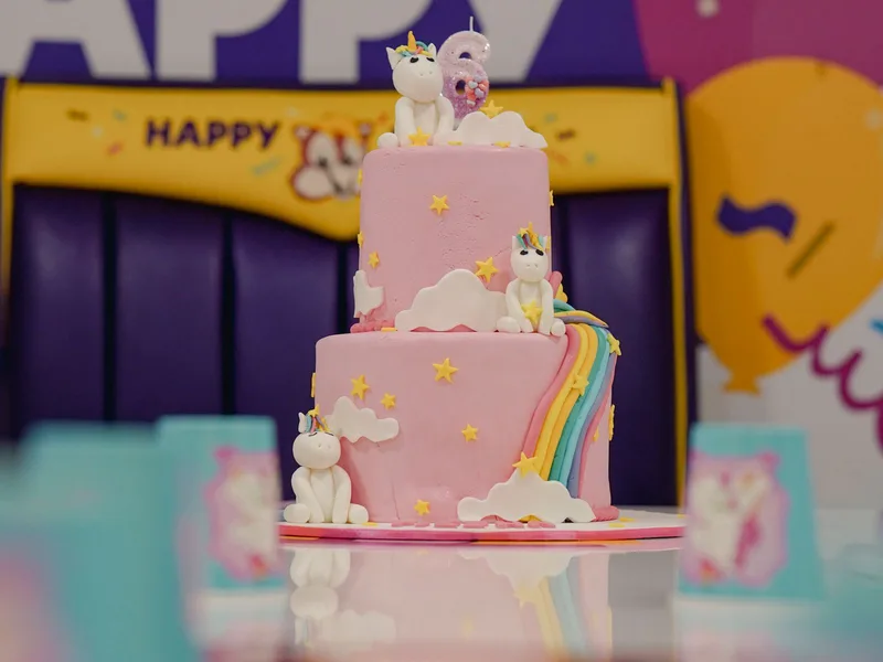 Fiesta temática de unicornio con pastel de arcoíris para cumpleaños en Bogotá