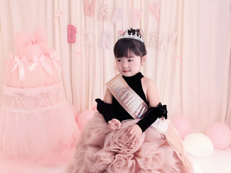 Niña con vestido y corona en un show de princesas para cumpleaños